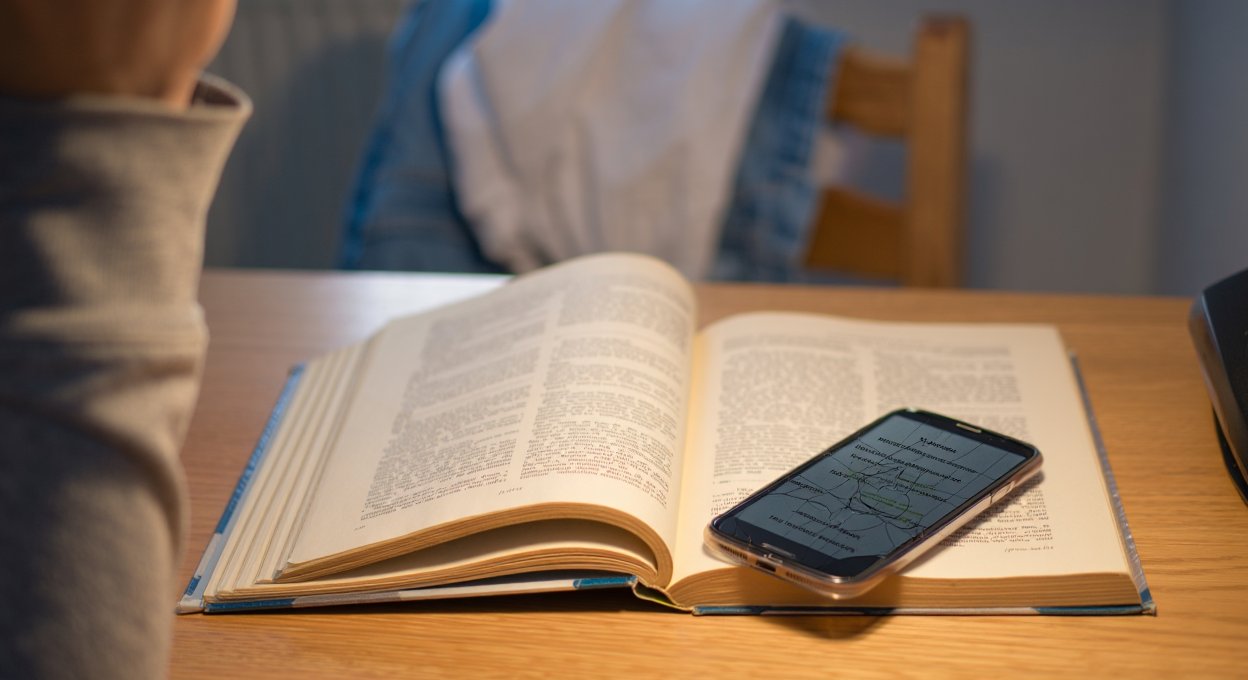 Разбитый телефон на столе